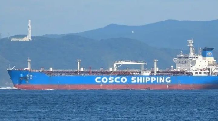 চট্টগ্রামে জাহাজ থেকে ২৭ হাজার টন ডিজেল খালাস শুরু